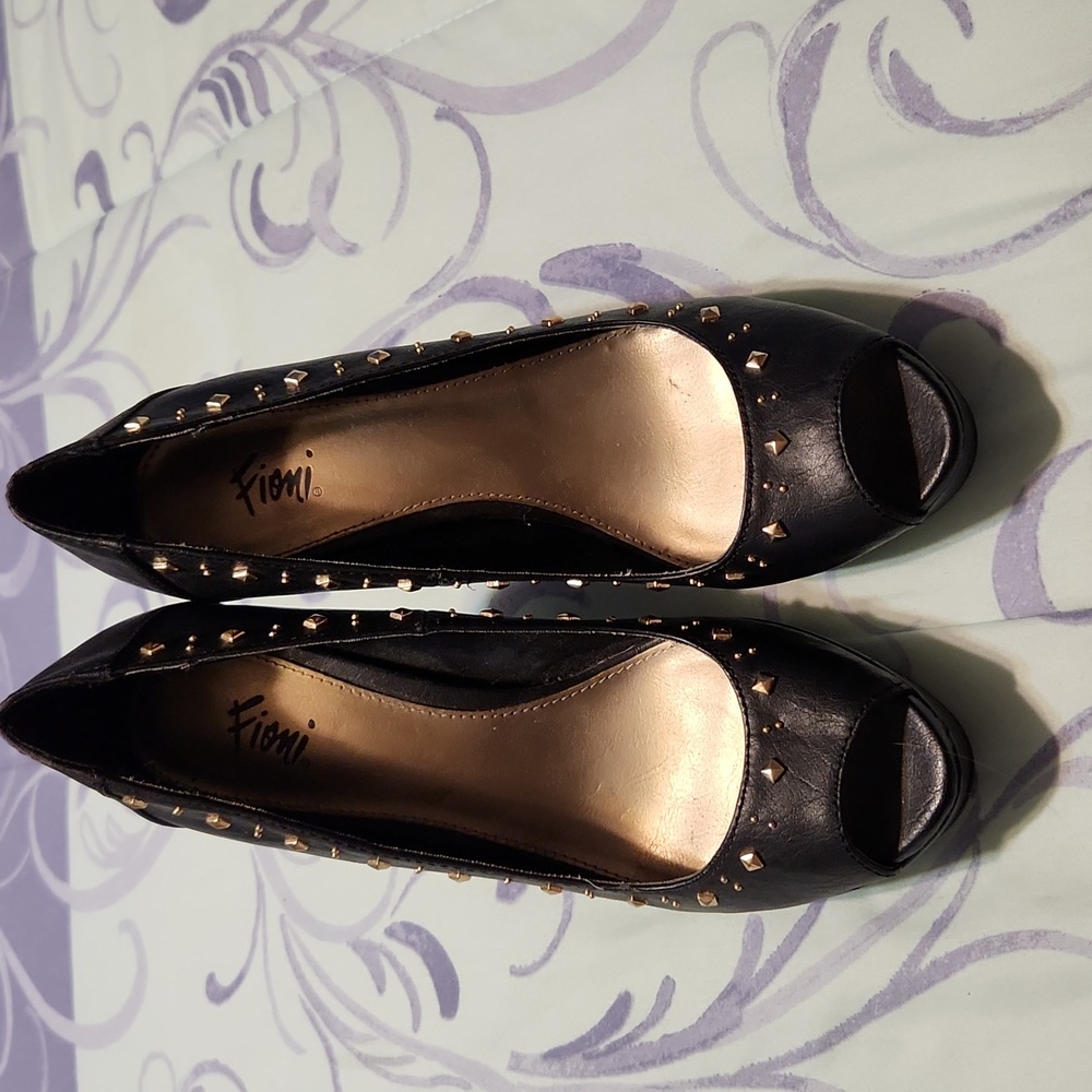 FIONI Clothing Black and Gold Heels - Picture 2 of 4